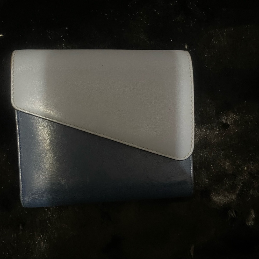 DIOR
Diorissimo leather wallet Navy in light blue.